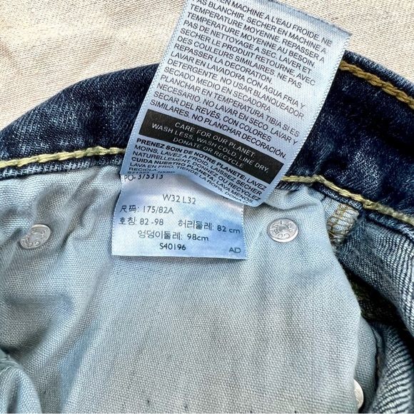 🎨Levi’s🎨 Custom Distressed Regular Taper fit 32x32 - Picture 8 of 8